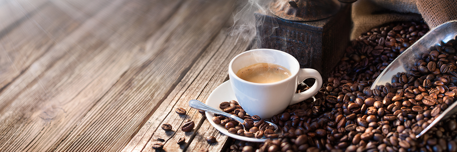 Keto und Koffein dargestellt durch Kaffeebohnen und eine Tasse Kaffee