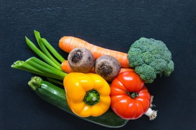 Abnehmen durch Kalorienreduktion in der Ernährung mit gesunden Kohlenhydraten und Gemüsen