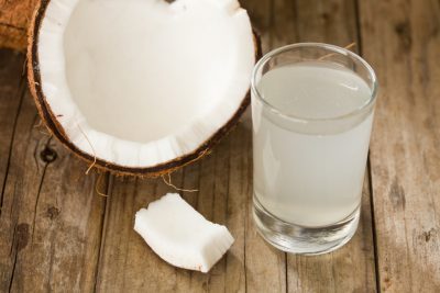 Kokoswasser als guter Elektrolytlieferant im Zusammenhang mit Keto und Elektrolyte