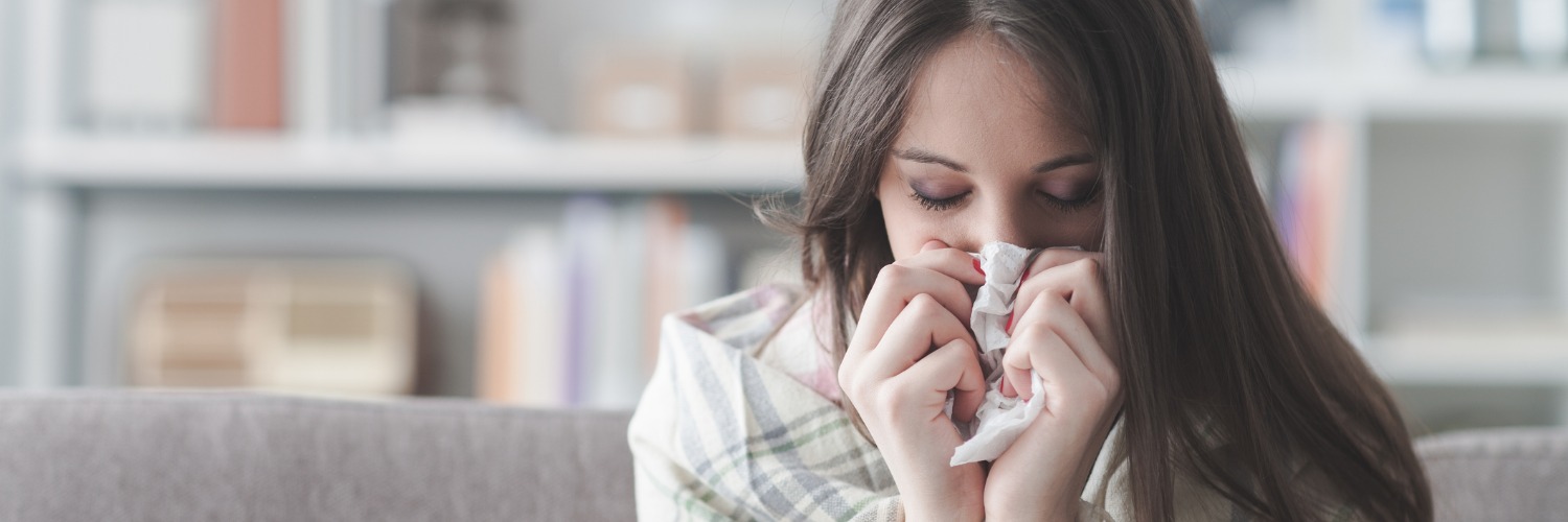 Intervallfasten bei Krankheit: Frau mit Grippe